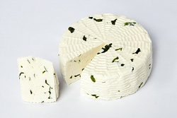 Сыр брынза с базиликом